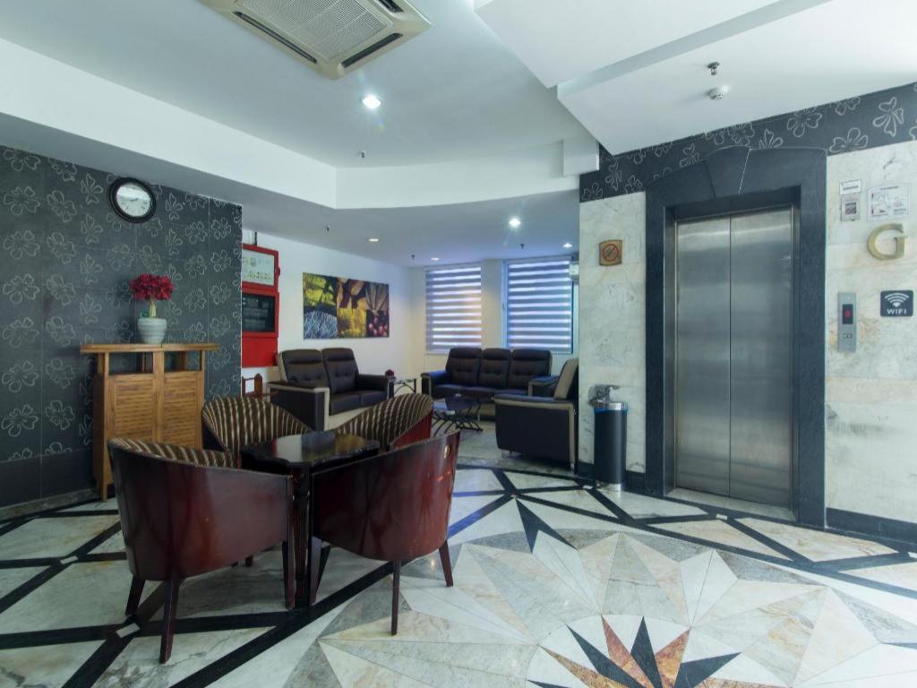 Oyo 1045 Azimuth Hotel 3*